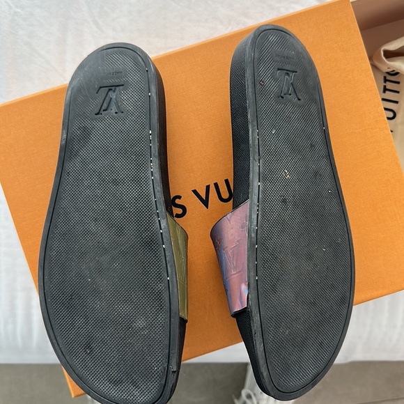 Louis Vuitton men’s holographic slides - Picture 4 of 6